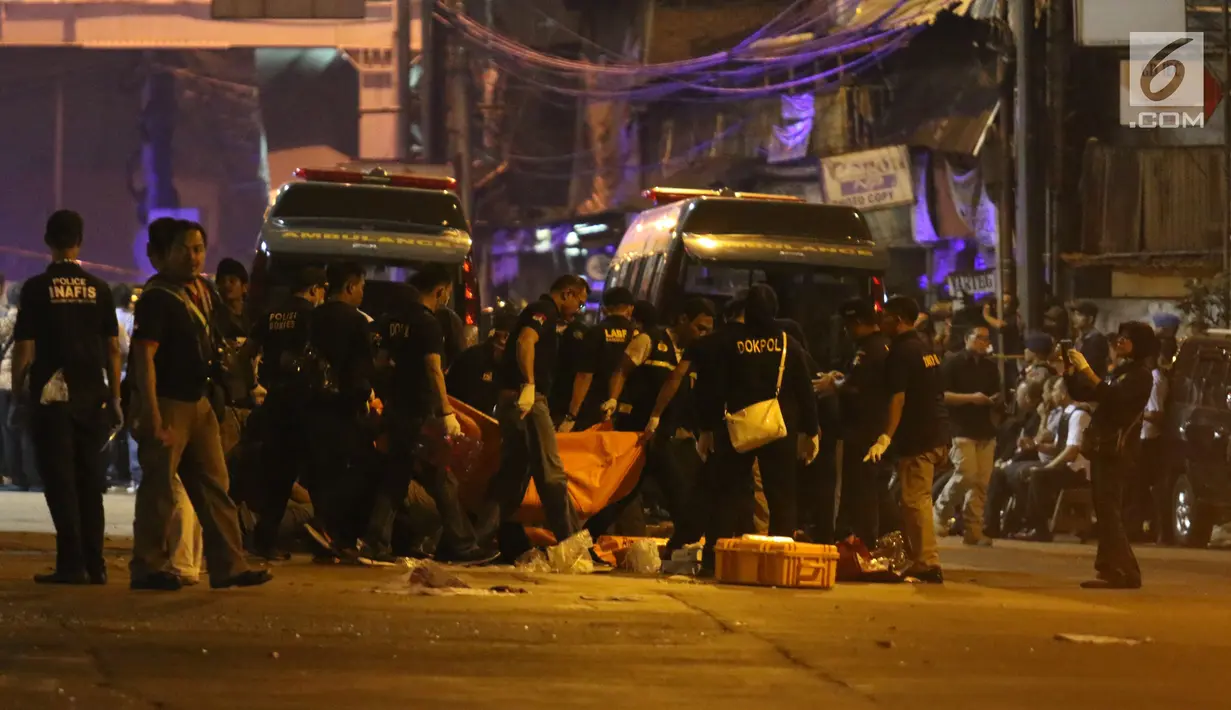Polisi dan Puslabfor mengevakuasi potongan jenazah ketika  olah TKP ledakan di Terminal Kampung Melayu, Rabu (24/5). Selain memotret dan menyusuri lokasi, petugas juga berjaga di lokasi ledakan. (Liputan6.com/Angga Yuniar)