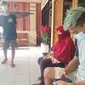 Sebuah video bagi-bagi uang Rp100 ribu viral di media sosial, pelaku mengaku hanya bercanda, namun pihak berwajib masih menahan tiga orang pelaku yang kini masih menjalani interogasi di Bawaslu Tuban. (Liputan6.com/ Ahmad Adirin)