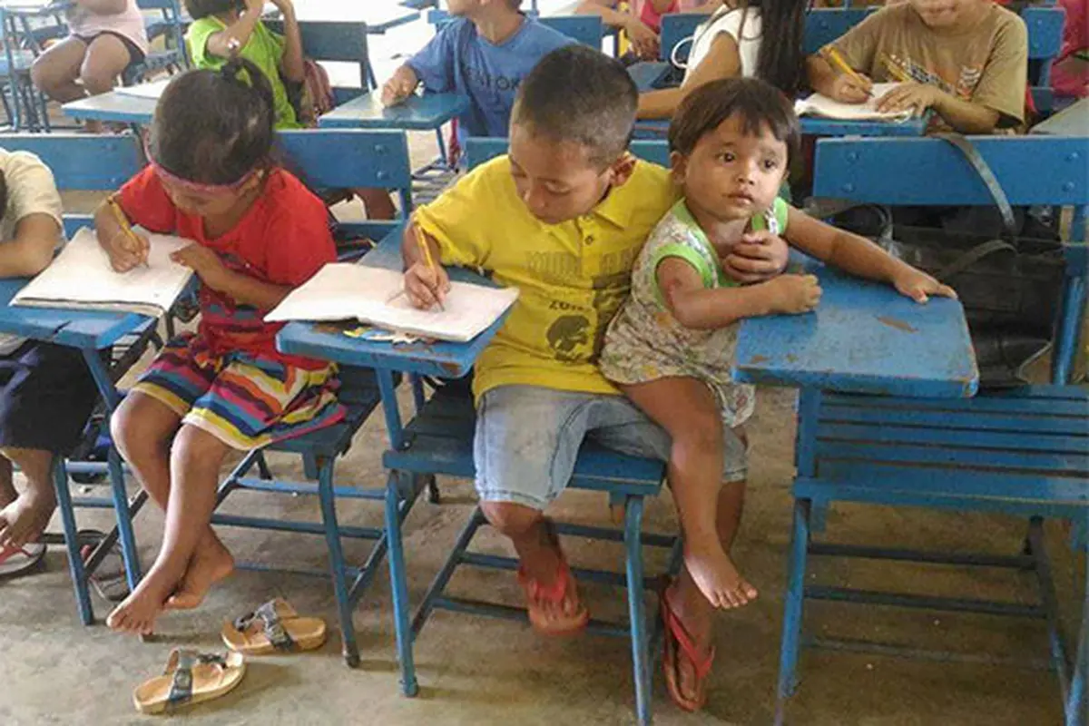 Demi Pendidikan, Bocah Ini Rela Membawa Adiknya Ke Sekolah