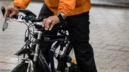 Sayed Sadaat, mantan menteri komunikasi di Afghanistan, berpose di Leipzig, pada 29 Agustus 2021. Sadaat yang menjadi menteri dari 2016 hingga 2018 berhenti karena muak dengan korupsi. Sekarang di Jerman, dia mencari nafkah dengan menjadi kurir pengantar makanan dengan sepeda. (JENS SCHLUETER/AFP)