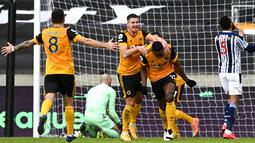 Pemain Wolverhampton Wanderers, Willy Boly, melakukan selebrasi usai mencetak gol ke gawang West Bromwich Albion pada laga Liga Inggris di Stadion Molineux, Sabtu (16/1/2021). Wolves takluk dengan skor 2-3. (Shaun Botterill/Pool via AP)