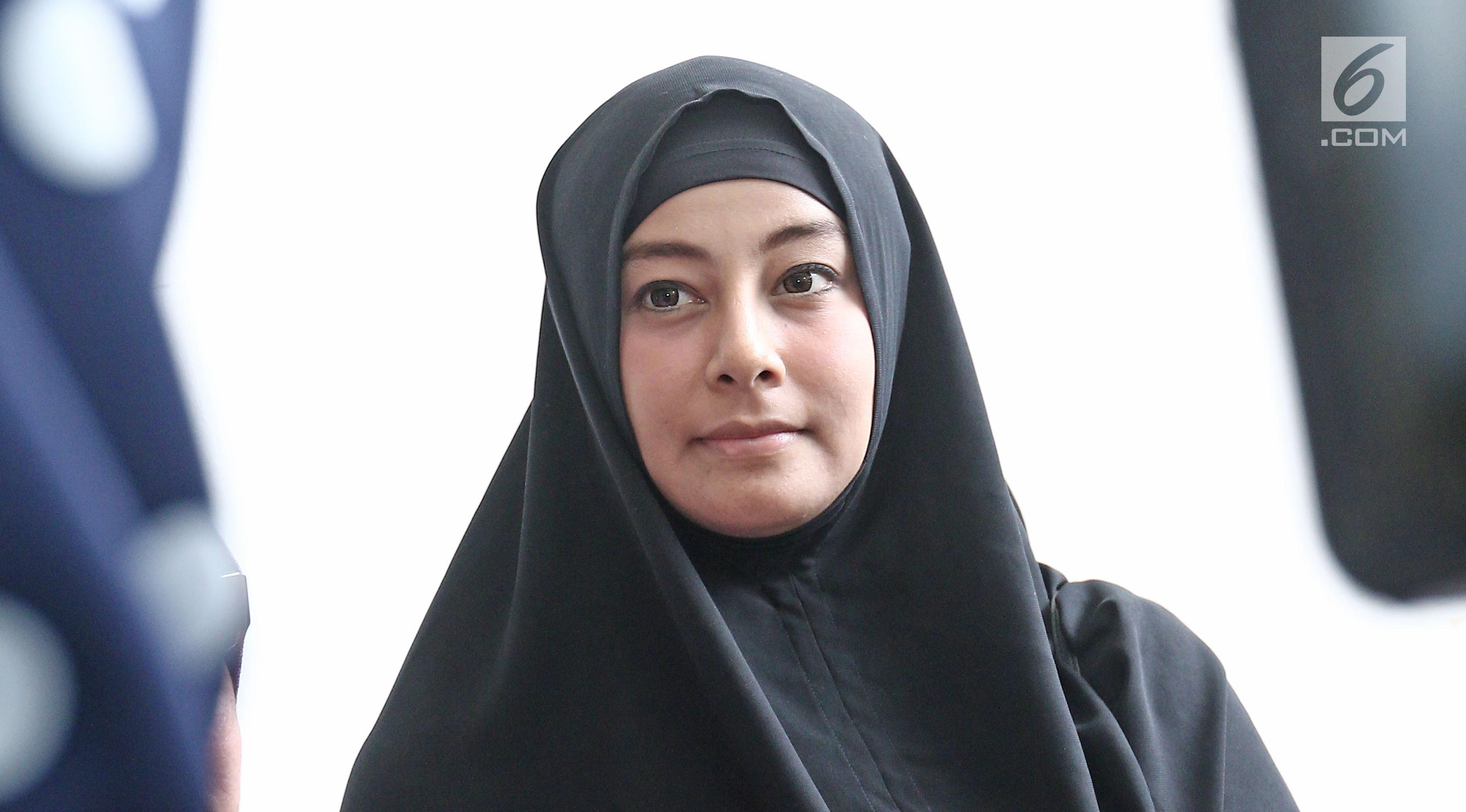 Putri Aisah Aminah memberi keterangan kepada awak media usai menjalani sidang perceraian di Pengadilan Agama Jakarta Timur, Rabu (15/11). Permohanan cerai Putri Aisah Aminah di kabulkan oleh majelis hakim. (Liputan6.com/Herman Zakharia)