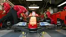 Dengan sejarah panjang dan tantangan yang berat, GP Jepang menjadi ajang balap mobil Formula 1 yang seru untuk disaksikan. Tampak dalam foto, mobil pembalap Ferrari, Lewis Hamilton terlihat di pit lane saat sesi latihan kedua Grand Prix Jepang Formula Satu di sirkuit Suzuka, prefektur Mie pada 4 April 2025. (MOHD RASFAN/AFP)