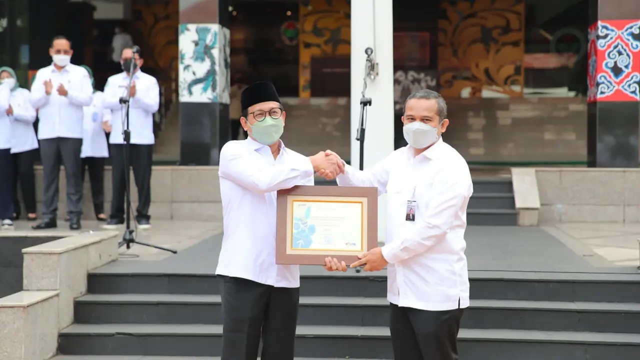 Kemendes PDTT menerima Penghargaan atas pencapaian prestasi Tingkat Kematangan UKPBJ Level 3 (Proaktif) dari LKPP (Istimewa)