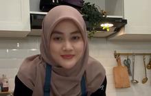 5 Potret Henny Rahman Bikin Kue Ultah untuk Sang Putra, Kado Teristimewa