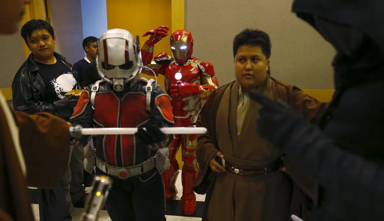 Sejumlah penggemar berpakaian seperti karakter superhero berkumpul sebelum konferensi pers Bangkok Entertainment Week 2016 di Bangkok Art and Culture Centre (BACC), Thailand, Kamis (21/4/2016). (REUTERS/Athit Perawongmetha)