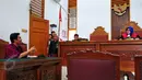 Kuasa hukum Novel Baswedan, Uli Parulian Sihombing (kiri) meminta pengunduran sidang praperadilan kepada Majelis hakim, PN Jaksel, Senin (8/6/2016). Hakim tunggal  Dahmiwirda mengabulkan permohonan pihak Novel Baswedan. (Liputan6.com/Yoppy Renato)