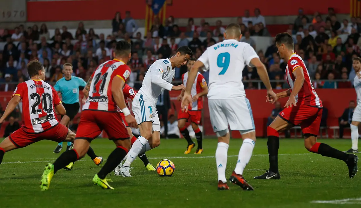 Striker Real Madrid Cristiano Ronaldo berusaha membawa bola saat pertandingan La Liga, Girona melawan Real Madrid di stadion Montilivi di Girona, Spanyol (29/10). (AP Photo/Manu Fernandez)