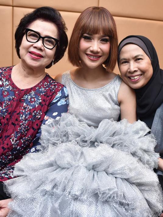 Dalam postingan ini, BCL terlihat sangat harmonis saat bersama sang ibunda dan ibu mertua, Khadijah Abdul Rahman. (Liputan6.com/IG/@bclsinclair)