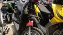 Motor yang dirusak oleh Adi Saputra (21) berjejer dengan motor-motor lain di halaman Polres Tangerang Selatan, Jumat (8/2).  Adi Saputra merusak motor matik-nya lantaran tidak terima ditilang polisi di kawasan BSD. (Liputan6.com/Herman Zakharia)