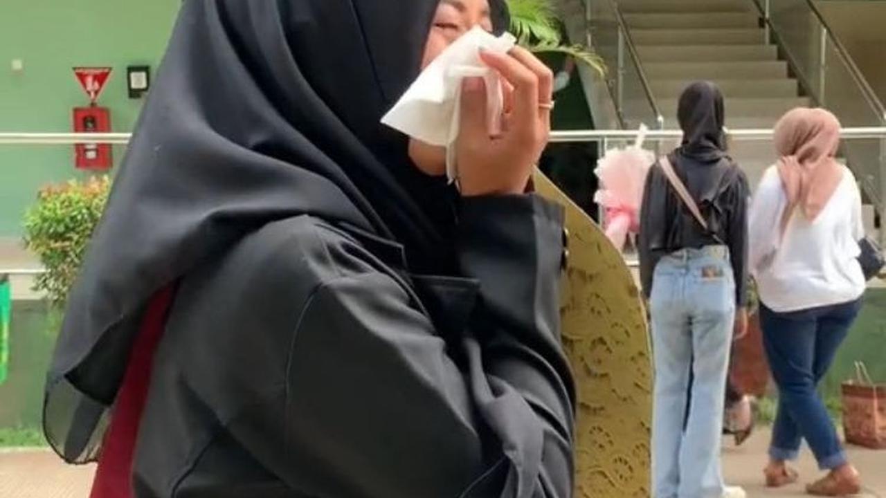 Tak lagi bisa menahan, tangisnya pun pecah. Ia pun menangis sambil memegang standee dengan wujud ibunya.