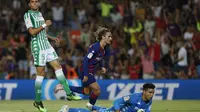 Striker Barcelona Antoine Griezmann merayakan golnya ke gawang Real Betis pada pekan kedua Liga Spanyol di Camp Nou, Senin (26/8/2019) dini hari WIB. (AP Photo/Joan Monfort)