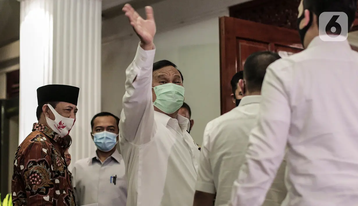 Ketua Umum Partai Gerindra Prabowo Subianto seusai memperkenalkan Bakal Calon Walikota dan Wakil Walikota Tangerang Selatan di Kertanegara, Jakarta, Senin (20/7/2020). Gerindra mengusung Muhammad dan Rahayu Saraswati Djojohadikusumo untuk maju di Pilwalkot Tangsel 2020. (Liputan6.com/Johan Tallo)