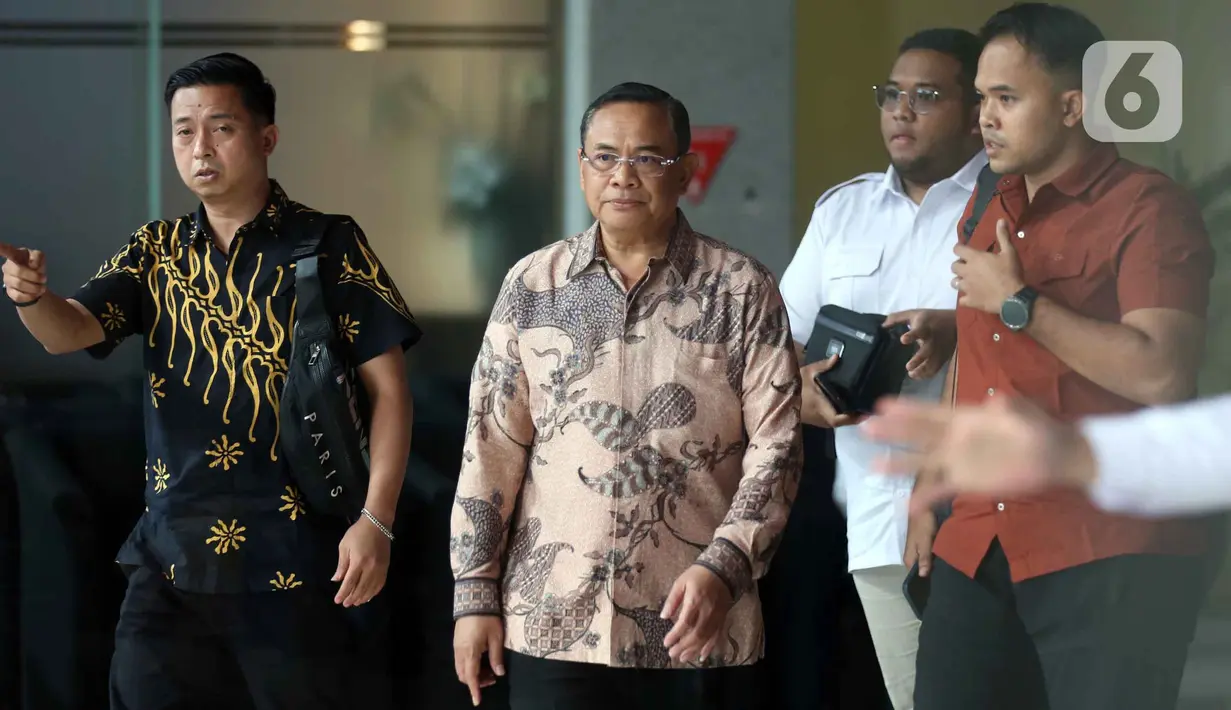 Bupati Pati Sudewa alias Sudewo saat meninggalkan gedung Merah Putih Komisi Pemberantasan Korupsi (KPK), Jakarta, Senin (22/9/2025). (Liputan6.com/Helmi Fithriansyah)