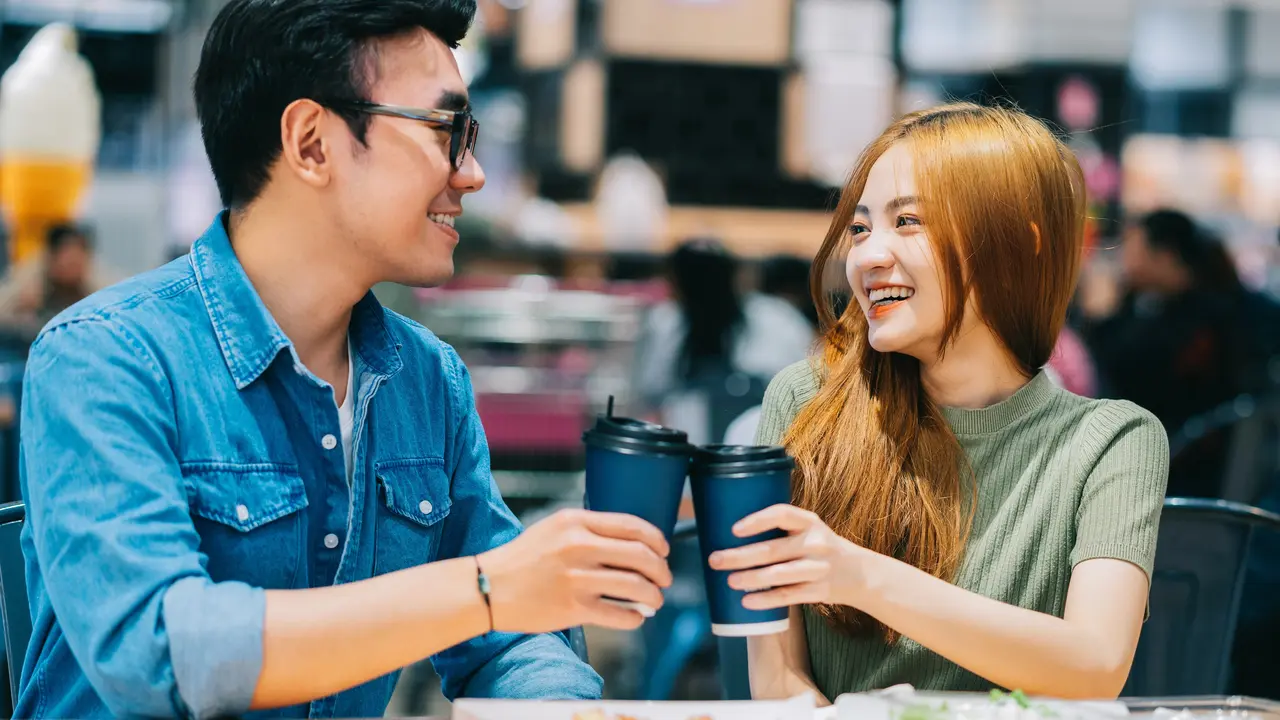 couple agustus jatuh cinta diam diam