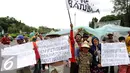 Beberapa warga mengangkat tulisan saat melakukan unjuk rasa di depan Istana Negara, Jakarta, Senin (17/1). Dalam aksinya, mereka menolak pembangunan mega proyek Pembangkit Listrik Tenaga Uap (PLTU) di Cirebon. (Liputan6.com/Helmi Fithriansyah)