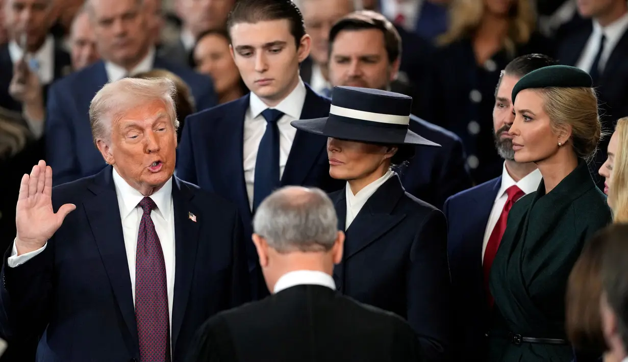 Donald Trump resmi menjabat sebagai Presiden ke-47 Amerika Serikat usai membacakan sumpah jabatan pada Senin (20/1/2025) waktu setempat di Rotunda Gedung Kongres AS, Washington D.C. (Julia Demaree Nikhinson/AFP)