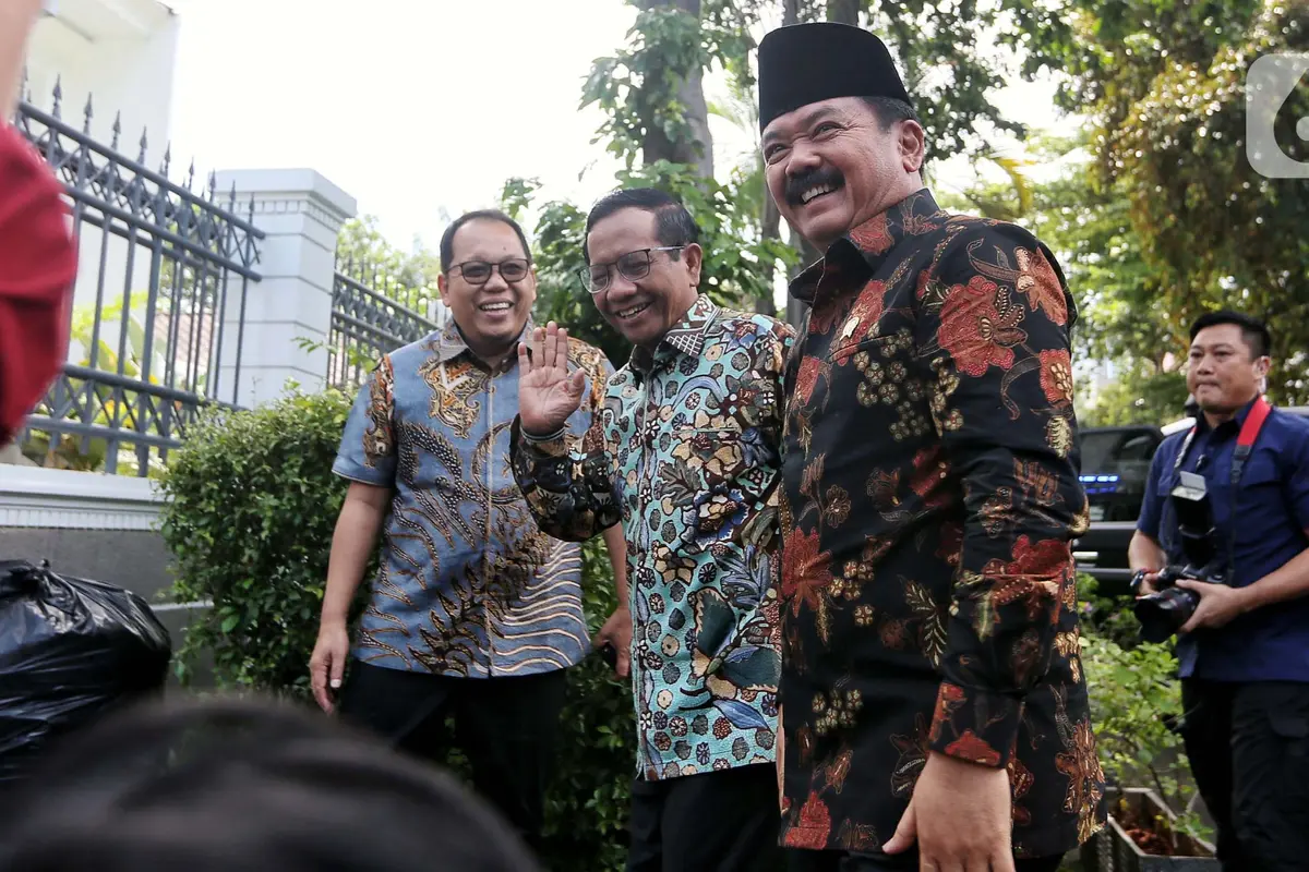 Menko Polhukam Hadi Tjahjanto Sambangi Kediaman Mahfud Md