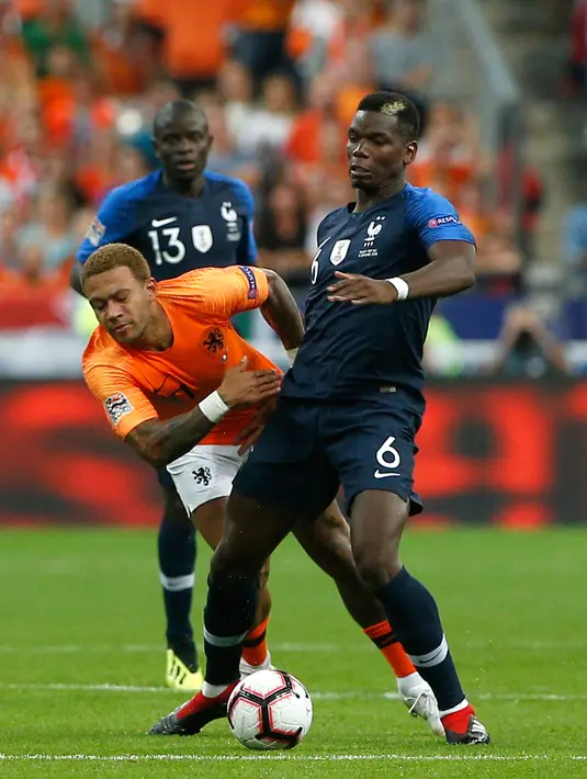 Gelandang Prancis, Paul Pogba berusaha mengumpan bola dari kawalan pemain Belanda Memphis Depay selama pertandingan UEFA Nations League di Stadion Stade de France, Saint-Denis, Prancis, (9/10). Prancis menang 2-1 atas Belanda. (AP Photo/Thibault Camus)