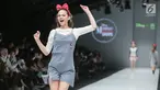 Model mengenakan baju koleksi Matahari Department Store pada Jakarta Fashion Week 2018 di Senayan City, Selasa (24/10). Mengangkat tema Rocks & Fun, koleksi tersebut menandai lima tahun keikutsertaan Matahari dalam ajang JFW. (Liputan6.com/Faizal Fanani)