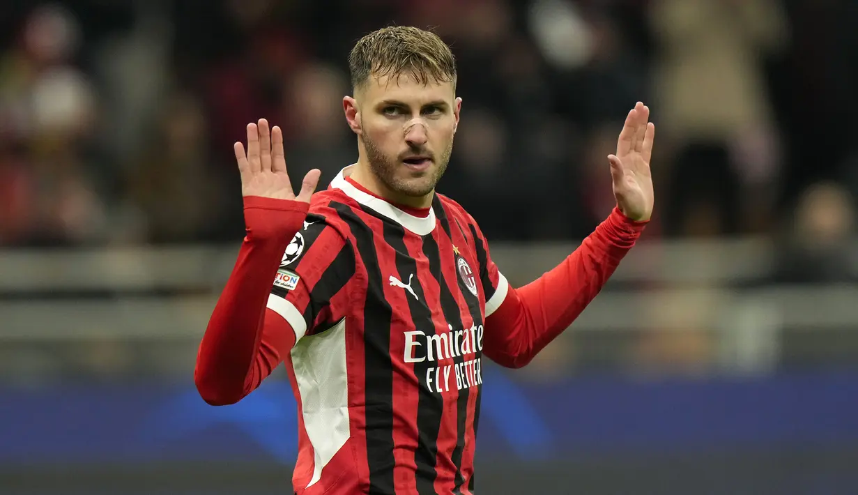 Pemain AC Milan, Santiago Gimenez menolak melakukan selebrasi setelah mencetak gol ke gawang Feyenoord dalam laga leg 2 play off Liga Champions 2024/2025 di San Siro, Milan, Italia, Rabu (19/02/2025) dini hari WIB. (AP Photo/Luca Bruno)