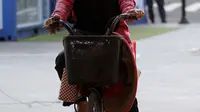 Warga bersepeda mengenakan masker melintasi terowongan Kendal Jalan Blora, Jakarta, Jumat (25/6/2021). Hingga Jumat (25/6), Secara akumulatif Satgas Penanganan Covid-19 mencatat kasus positif Covid-19 di wilayah DKI Jakarta telah menyentuh angka 501.396 orang. (Liputan6.com/Helmi Fithriansyah)