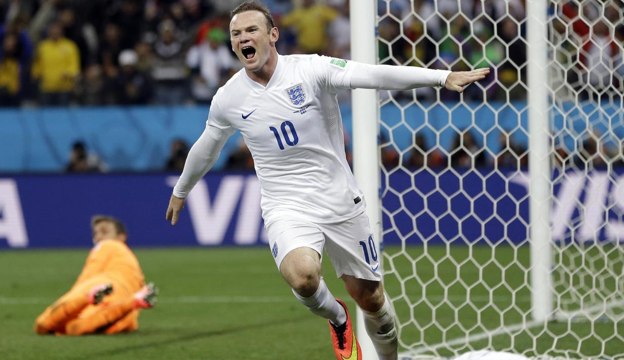 Rooney berstatus sebagai pencetak gol terbanyak sepanjang masa timnas Inggris dengan torehan 53 gol. Selain itu, Rooney berada di urutan kedua pemain yang paling sering bermain untuk The Three Lions dengan 119 penampilan. (AP/Kirsty Wigglesworth, File)