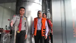 Direktur Keuangan PT PAL Indonesia Firmansyah Arifin saat tiba di gedung KPK, Jakarta, Jumat (7/4). KPK melakukan pemeriksaan perdana kepada keempat tersangka kasus dugaan suap PT PAL Indonesia. (Liputan6.com/Helmi Afandi)