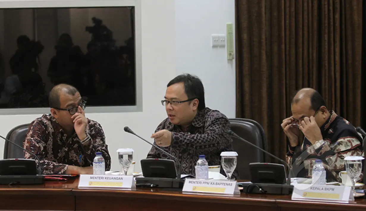 Sekretaris Kabinet Andi Widjajanto (kiri) berbincang dengan Menkeu Bambang Brodjonegoro (tengah) dan Menteri PPN/Kepala Bappenas Andrinof Chaniago sebelum rapat terbatas kabinet di Kantor Presiden, Jakarta, Kamis (5/3). (Liputan6.com/Faizal Fanani)