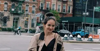 Berkunjung ke New York, street style Enzy Storia kali ini jatuh pada jaket dan dress hitam yang dipadu celana jeans. (Instagram/enzystoria).