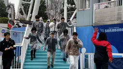 Instruktur memberikan bimbingan pelatihan kepada peserta yang mengikuti simulasi evakuasi anti-rudal di taman hiburan Tokyo Dome City, Jepang, (22/1). (AFP Photo/Toshifumi Kitamura)