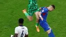 Di sisa waktu pertandingan, Inggris merapatkan barisan pertahanan dan menyulitkan permainan Slovakia yang tampil agresif. (KENZO TRIBOUILLARD/AFP)
