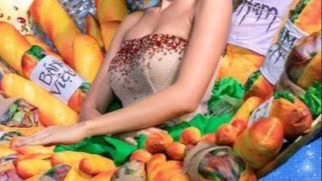Miss Vietnam dengan kostum nasional berhias banh mi, sandwich khas Vietnam di Miss Universe 2019
