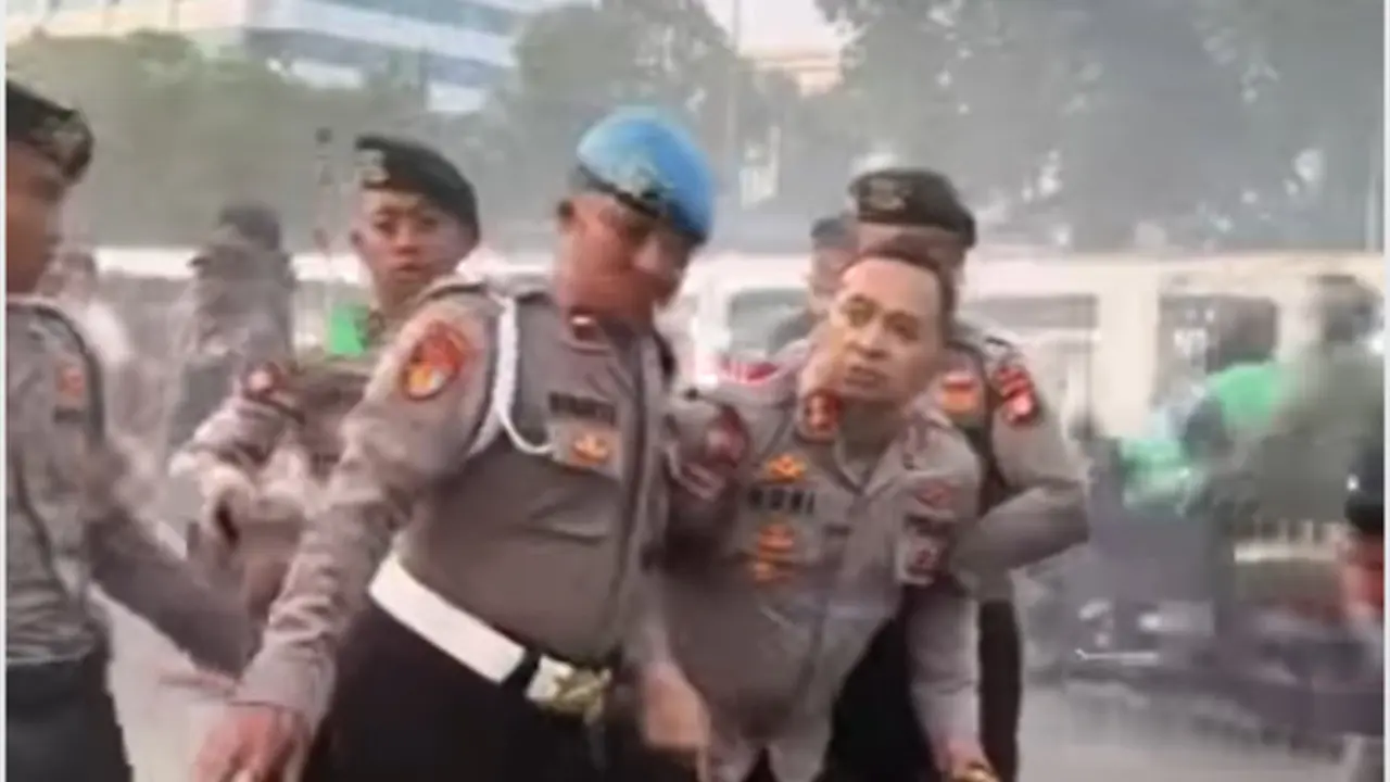 Seorang perwira polisi tampak tertatih-tatih usai mengamankan aksi unjuk rasa di kawasan DPR/MPR, Jakarta Pusat (Istimewa)