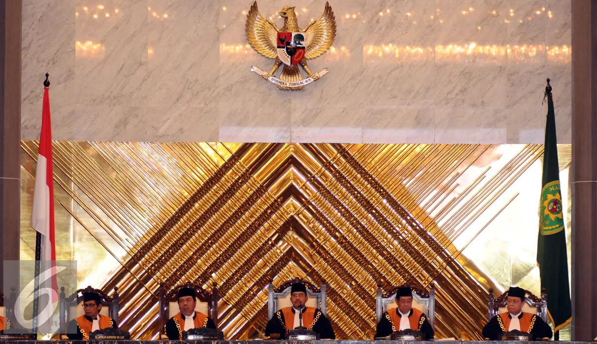 Ketua Mahkamah Agung, Hatta Ali (tengah) saat memimpin sidang paripurna pemilihan Ketua MA periode 2017-2022 di Jakarta, Selasa (14/2). Hatta Ali kembali memimpin MA setelah dipilih 38 dari 47 Hakim Agung. (Liputan6.com/Helmi Fithriansyah)