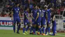 Para pemain Thailand merayakan gol yang dicetak Korakod Wiriyaudomsidi ke gawang Timnas Indonesia pada laga Piala AFF 2018 di Stadion Rajamangala, Bangkok, Sabtu (17/11). Thailand menang 4-2 dari Indonesia. (Bola.com/M. Iqbal Ichsan)