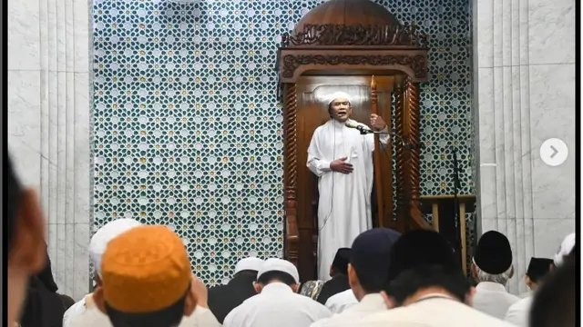 Rhoma Irama saat menjadi menjadi Khatib Salat Idul Adha 1443 Hijriyah di Masjid Jami' Al - Hurriyah, Mampang Prapatan, Jakarta Selatan. (Instagram @rhoma_official)