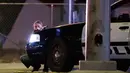 Polisi bersenjata berjaga saat terjadi penembakan di Las Vegas, Nevada (1/10). Penembakan yang terjadi sekitar pukul 01.45 pagi itu dilaporkan berlokasi tak jauh dari markas besar polisi di Lawrence. (AP Photo/John Locher)