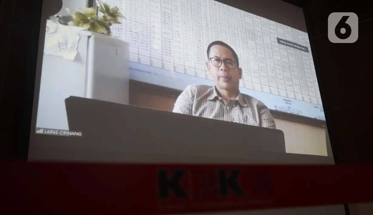 Terdakwa Tubagus Chaeri Wardana alias Wawan mendengarkan Jaksa Penutut Umum (JPU) membacakan tuntutan dalam sidang online di Gedung KPK, Jakarta, Senin (29/6/2020). Wawan terjerat tindak pidana pencucian uang (TPPU) dalam kasus sejumlah korupsi. (merdeka.com/Dwi Narwoko)