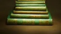 Buku dengan sampul warna hijau zamrud diduga mengandung arsenik yang bisa berbahaya bagi manusia. (dok. National Geographic)