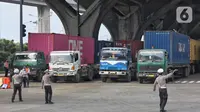 Volume kendaraan besar seperti truk kontainer mendominasi arus lalu lintas menuju kawasan Pelabuhan Tanjung Priok, Jakarta. (Liputan6.com/Angga Yuniar)