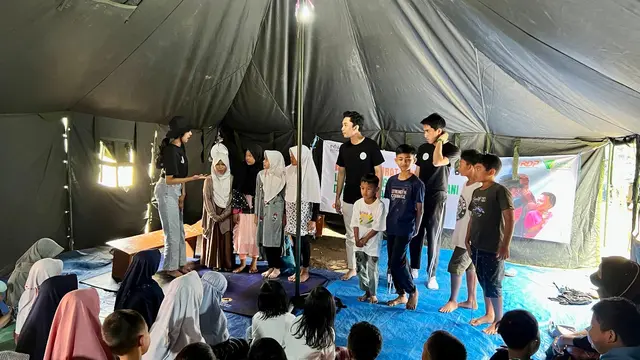 Amanda Endrinayla mengajak bermain anak-anak korban terdampak gempa Cianjur