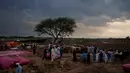 Warga mencari hewan kurban di pasar menjelang Hari Raya Idul Adha di Islamabad, Pakistan, (25/8). Umat Muslim dari seluruh dunia sedang mempersiapkan menyambut Idul Adha 1438 H. (AP Photo / B.K. Bangash)