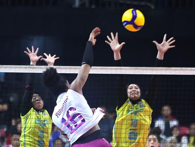 Pemain andalan Jakarta Popsivo Polwan, Yonkaira Pena melakukan spike keras ke arah daerah pertahanan Jakarta Electric PLN dalam lanjutan putaran kedua Proliga 2026 di GOR Utama, Bojonegoro pada Jumat (13/02/2026).