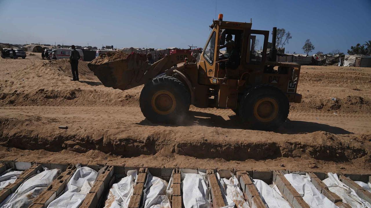 FOTO: Pemakaman Massal Warga Palestina yang Ditahan Israel di Gaza
