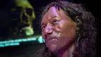 Sebuah model rekonstruksi wajah dari tengkorak pria berusia 10.000 tahun, yang dikenal sebagai 'Cheddar Man', di Museum Sejarah Nasional, London, (6/2). Dalam rekontruksi tersebut Cheddar Man berkulit gelap dan bermata biru. (AFP Photo/Justin Tallis)