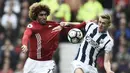 Gelandang Manchester United, Marouane Fellaini, berebut bola dengan Gelandang, West Bromwich Albion, Darren Fletcher dalam lanjutan Liga Inggris di Stadion Old Trafford, Manchester, Sabtu (1/4/2017). Laga tersebut berakhir 0-0. (AFP/Oli Scarff)