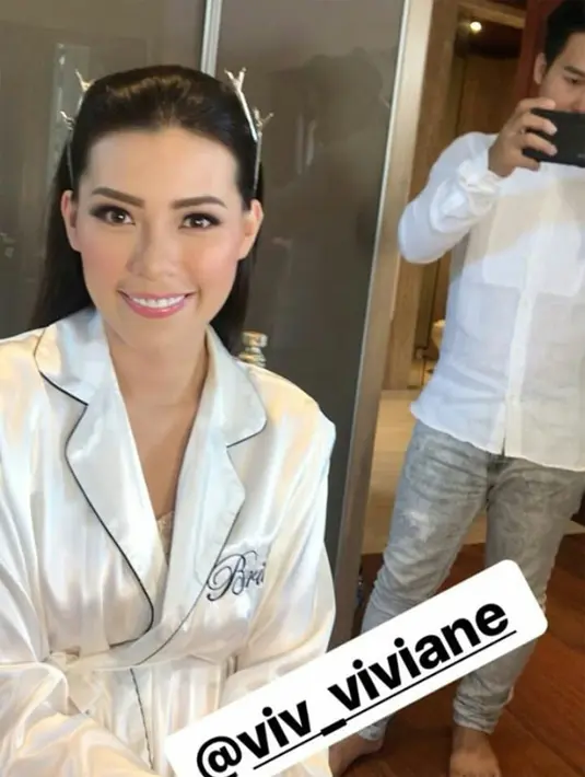 Seperti diketahui, sebelum menikah dengan Sammy, Vivie sebelumnya pernah menikah dengan pesinetron Okan Cornelius. Rumah tangga yang dibina sekitar lima tahun itu membuahkan seorang anak. Dan berakhir pada tahun 2015. (Instagram/@bubahalfian)