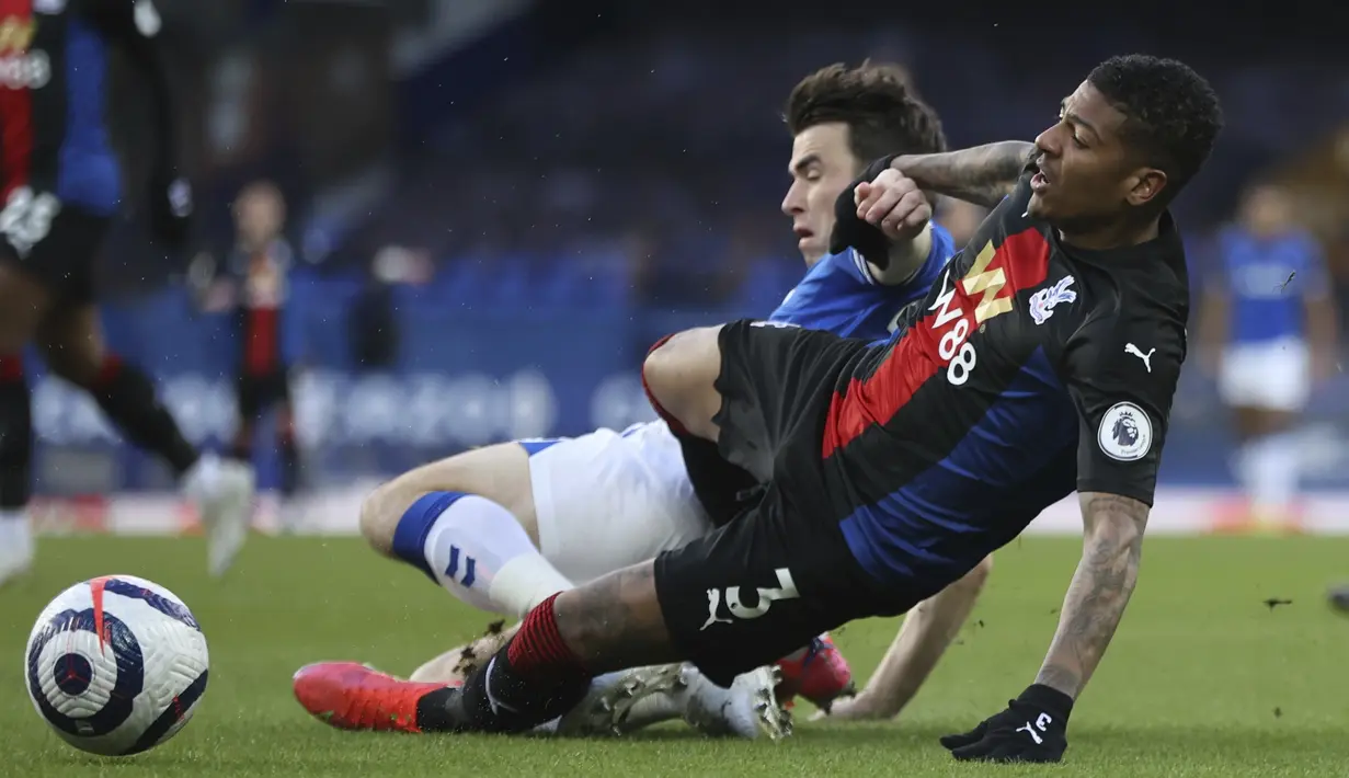 Bek Crystal Palace, Patrick van Aanholt (kanan) berebut bola dengan bek Everton, Seamus Coleman pada pekan ke-30 Liga Inggris di Goodison Park, Selasa (6/4) dini hari WIB. Duel Everton vs Crystal Palace harus berakhir imbang dengan skor 1-1. (Clive Brunskill/Pool via AP)