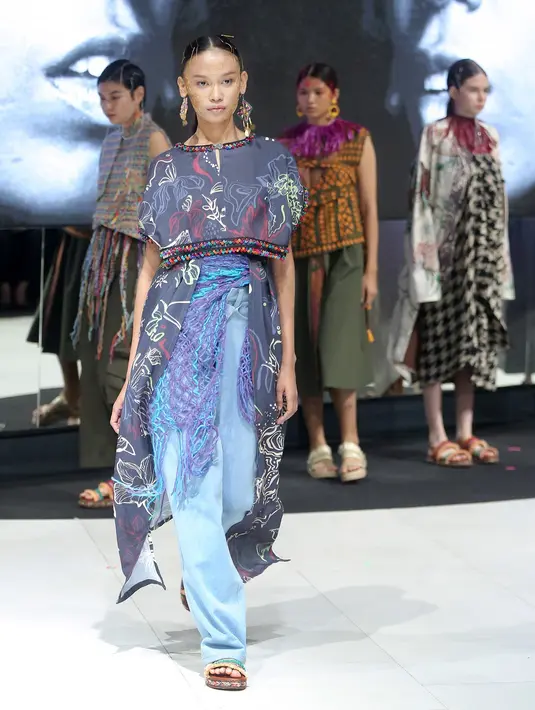 HAPPA dan XY, dua merek Ready to Wear yang juga dikelola oleh MMAC muncul sebagai pembuka. Menampilkan koleksi RIKURIKU, yang terinspirasi dari cerita dibalik cerita ukiran Suku Asmat. [Fimela/Bambang E. Ros]
